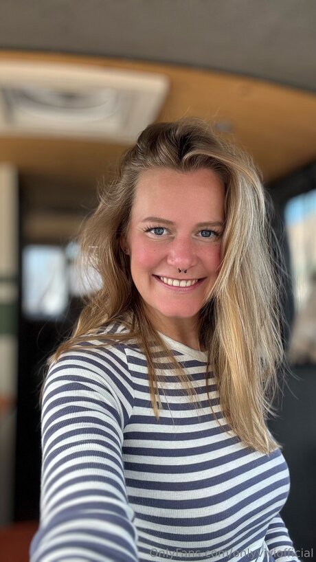 Onlyviviofficial model adult picture