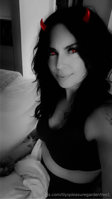 Lilyspleasuregardenfree1 model porn gallery