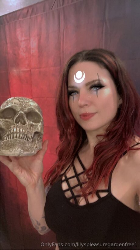 Lilyspleasuregardenfree1 model perfect img