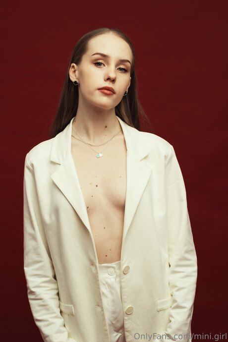 Mini Girl18 model erotic gallery