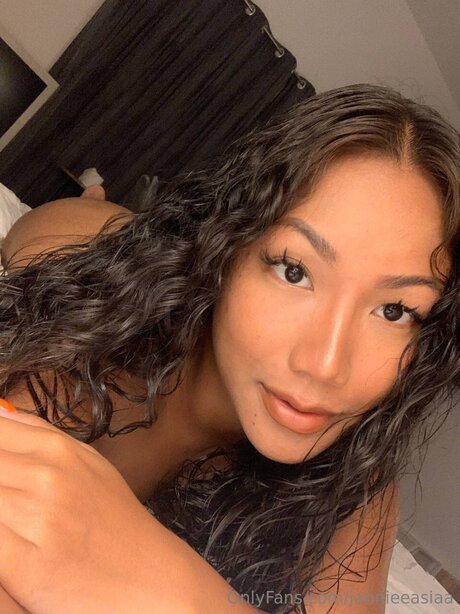 Jannieeasiaa top profile image