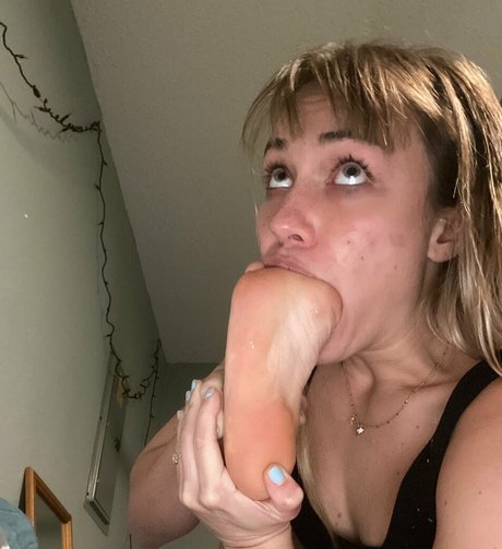 Piperscutefeet naked star image