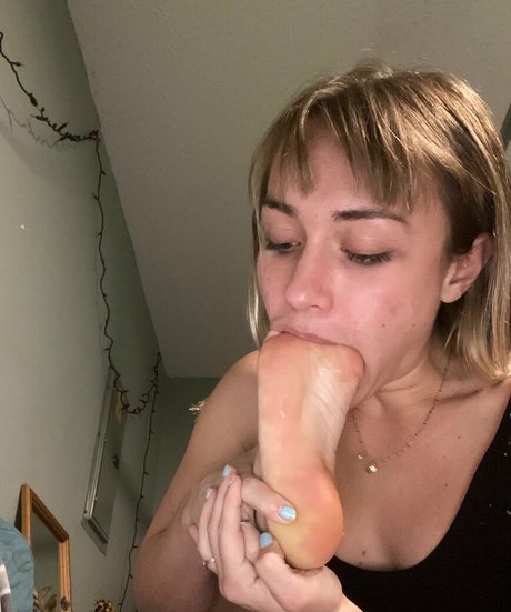 Piperscutefeet art model pictures