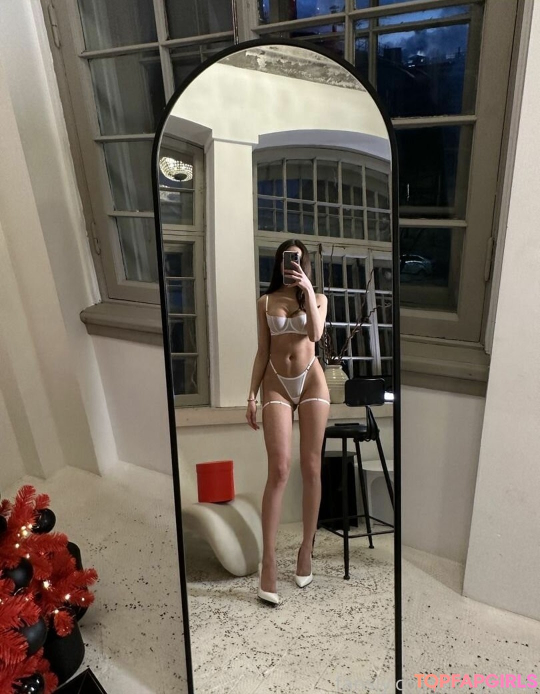 Hollyextra nudes actress pictures