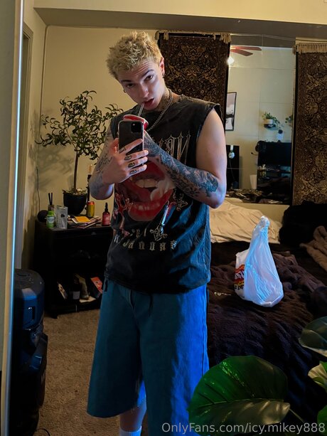 Icy Mikey888 model nude image