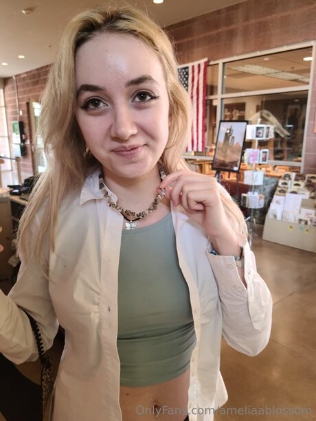 beauty girls onlyfans pornographic image