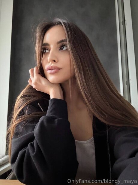 Blondy Maya adult model galleries