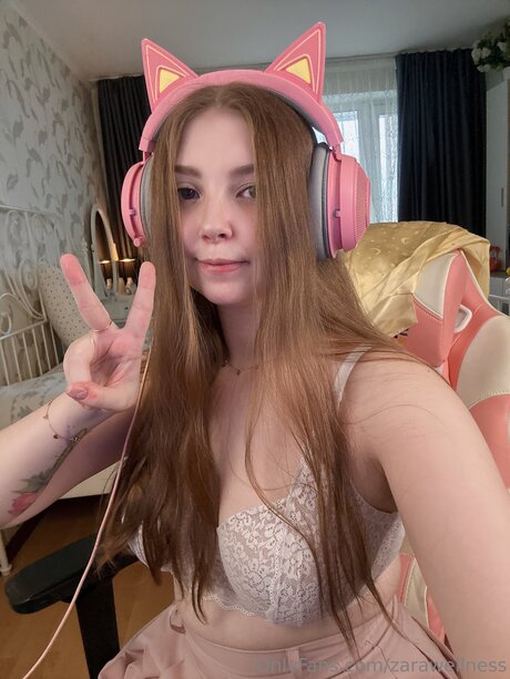 Zarawellness erotic actress pic