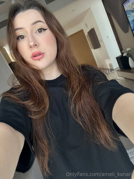 Ameli Kanari model sexy picture