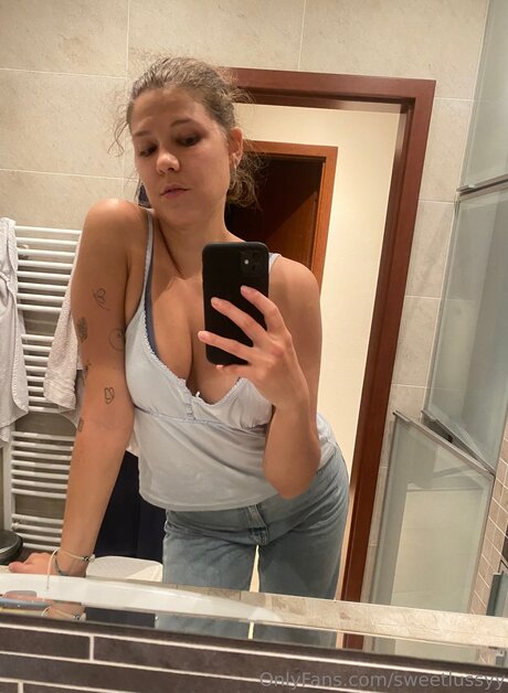 Sweetlussyy nude pornstar photo