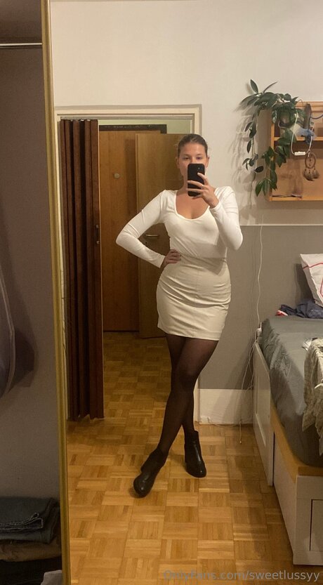 Sweetlussyy pornographic model img