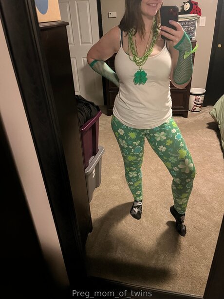 Preg Mom Of Twins naked actress pics