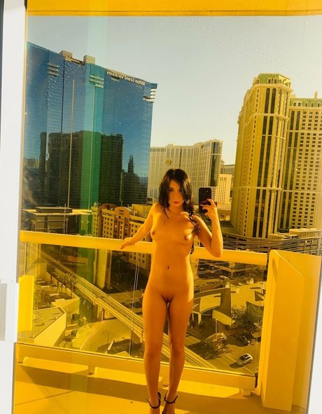 Mollyxmayhem model nude picture