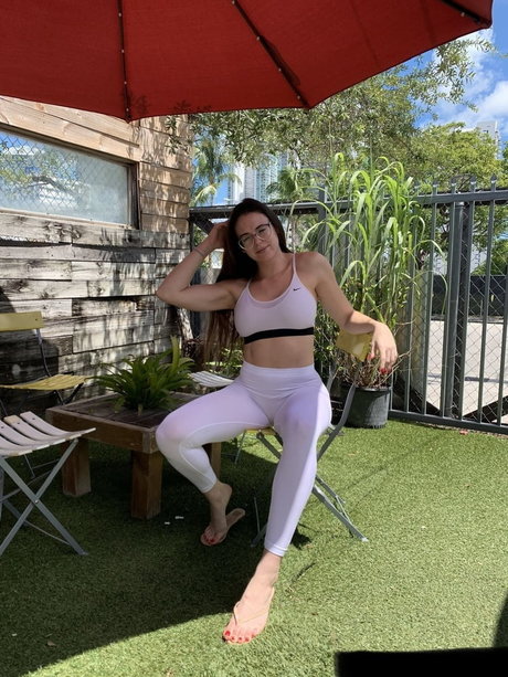 Rae Lynch_ perfect model img