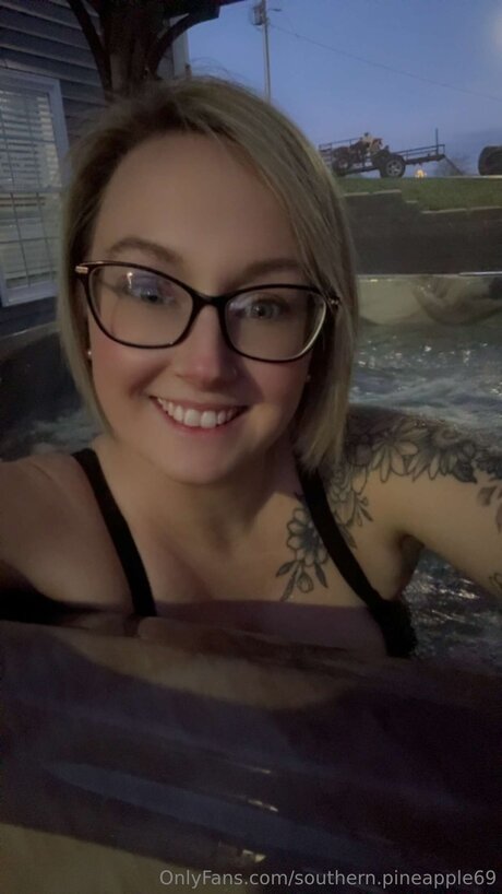 Southern Pineapple69 model hot picture