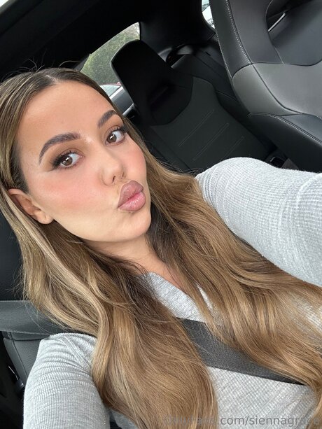 Siennagrace free pornstar pic