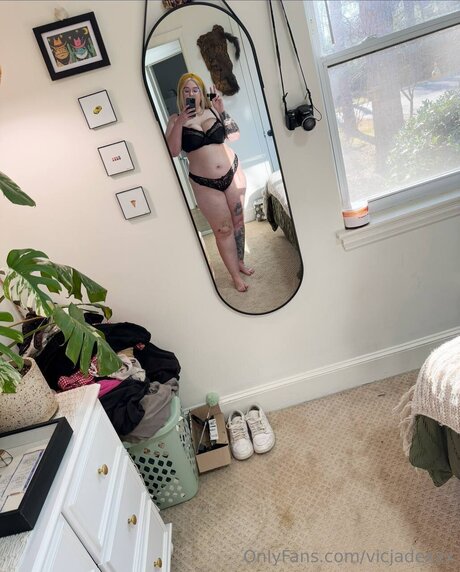 Vicjadexxx naked pornstar picture