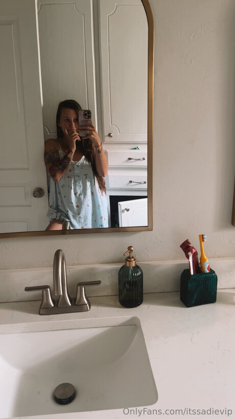 Itssadievip nude model pics