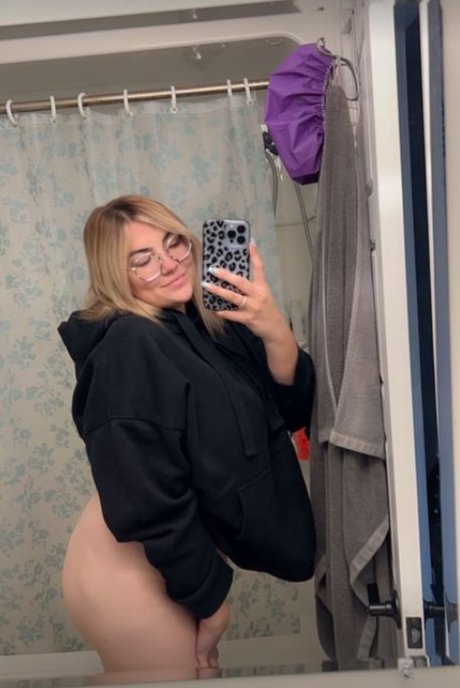 Busty Kait nude pornstar pic