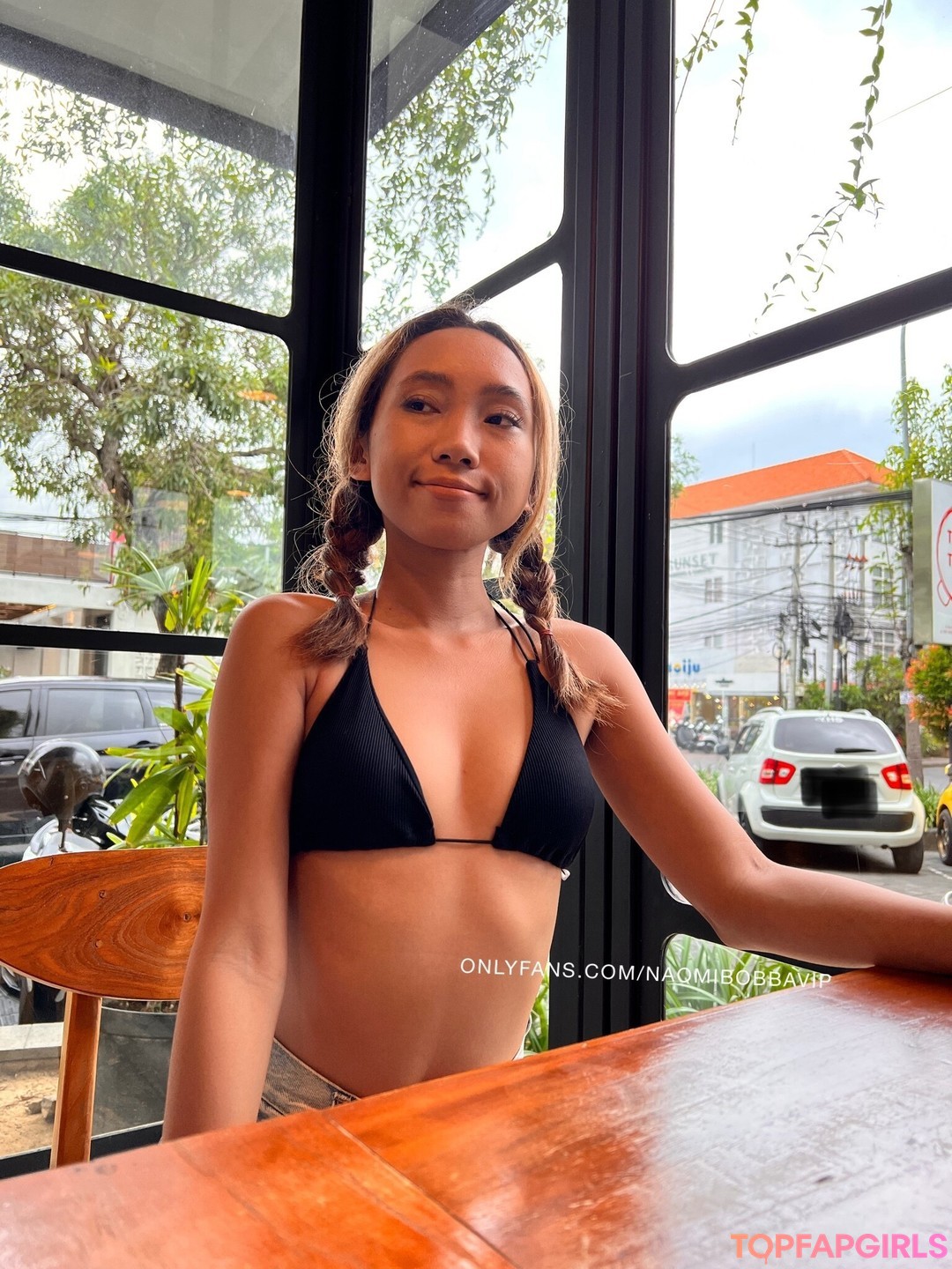 NaomiBobba star top photo