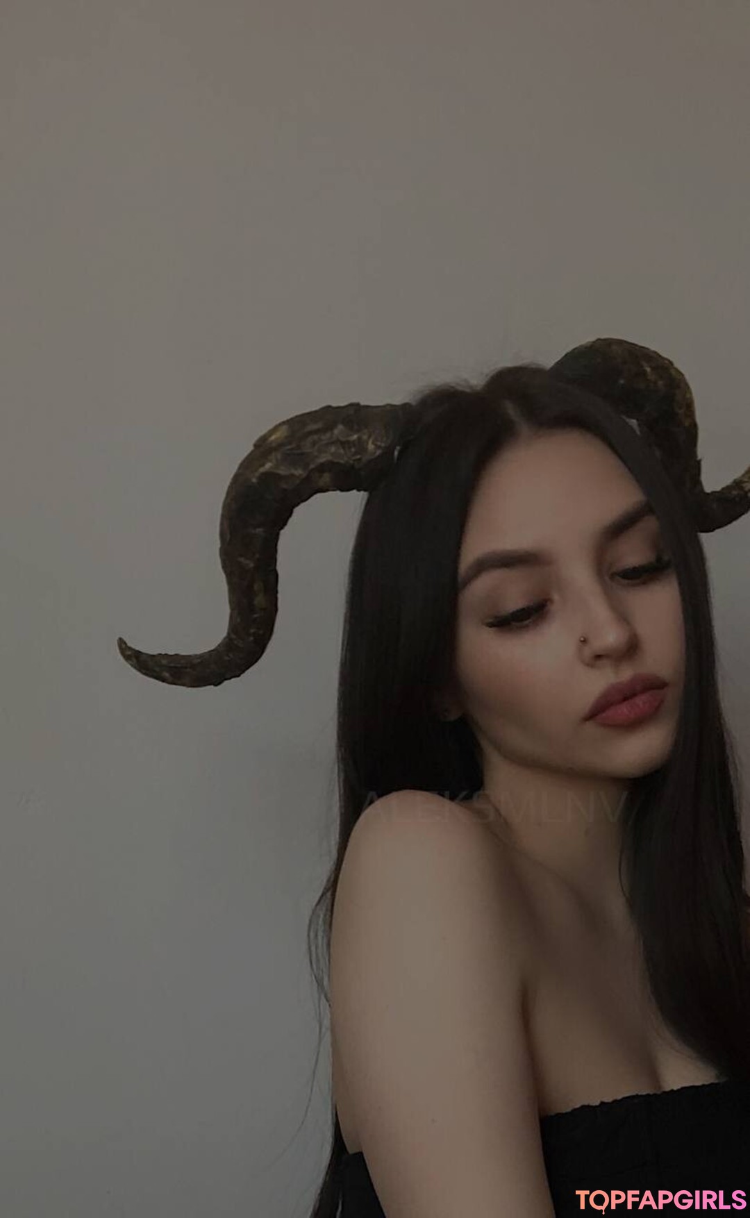 Aleksmlnv nude model image