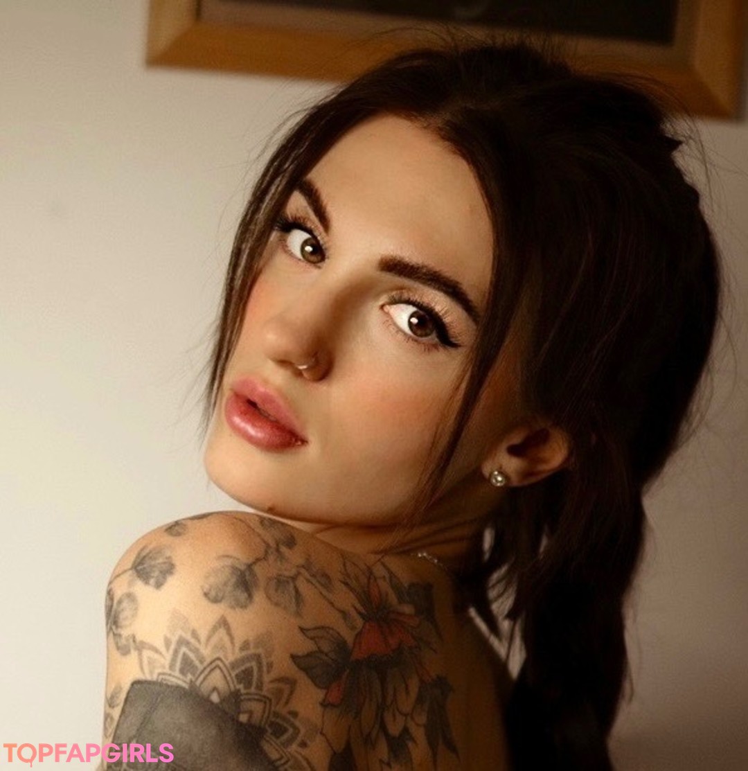 Lisaero model high quality images