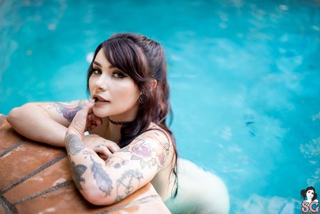 _Elise Tails model adult pic