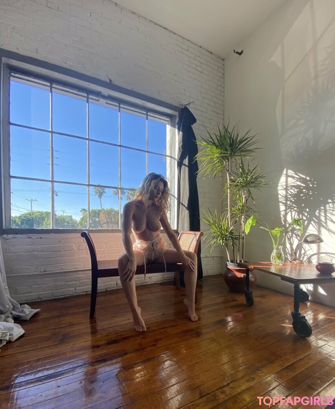 pussy spreading onlyfans porn image