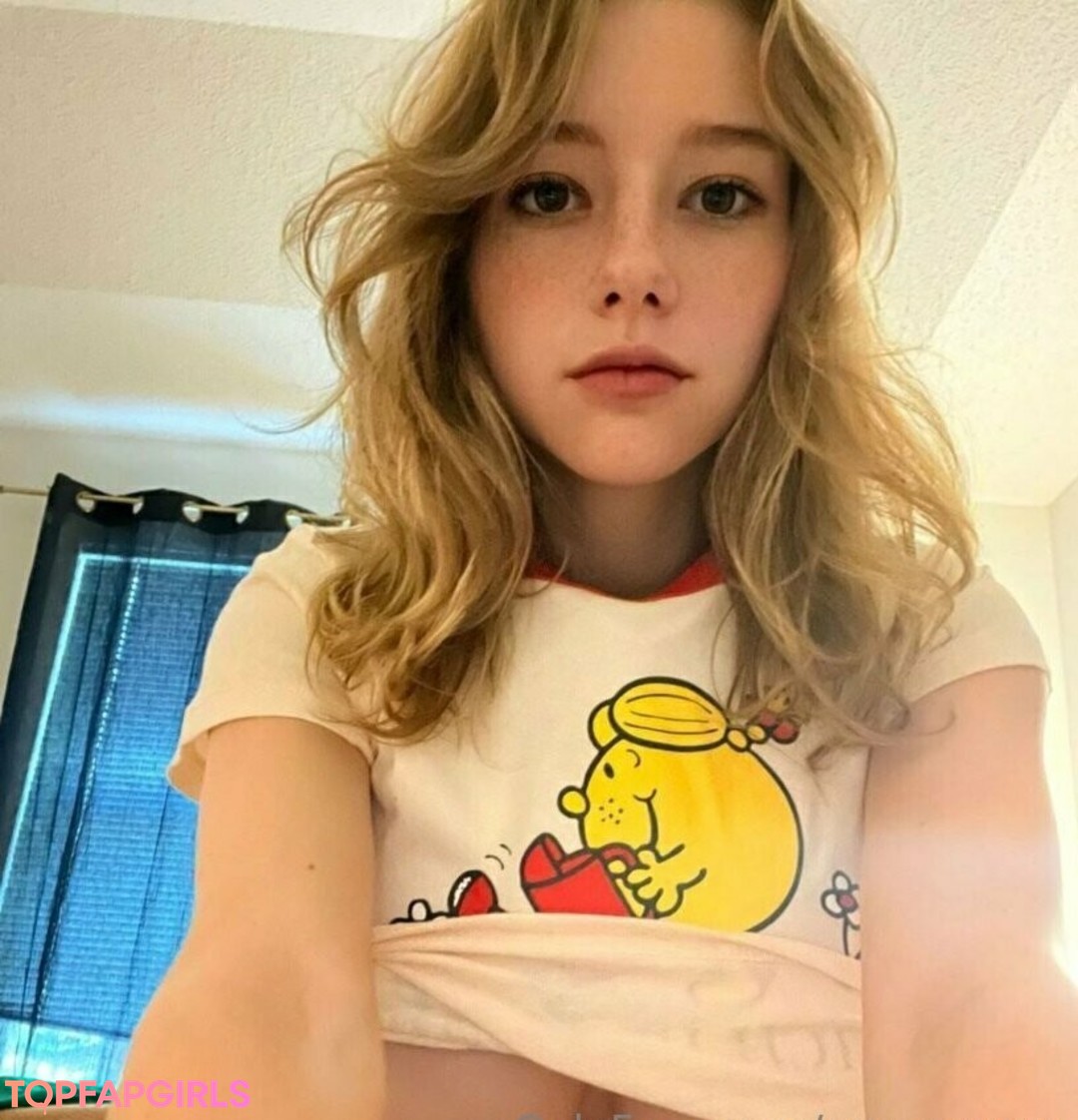 zooemoore model naked picture