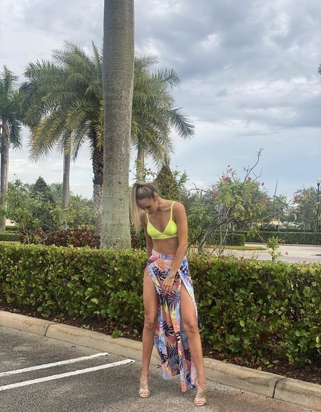 Cliquebaittv model sexy pictures