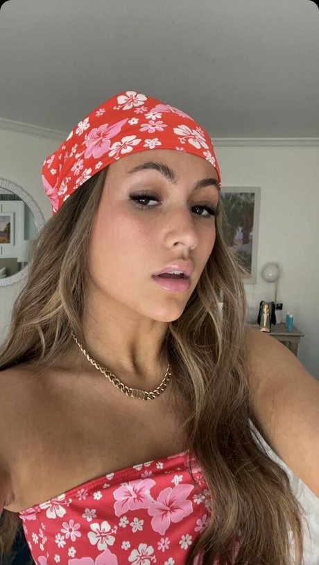 Zoe Fergurson art model photos