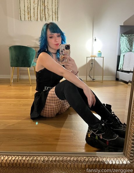 zerggiee art actress photo