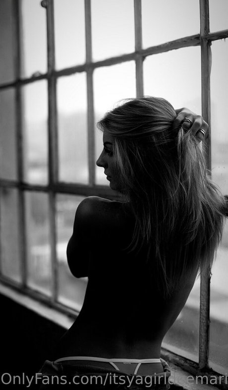 itsyagirldeemarie model naked img