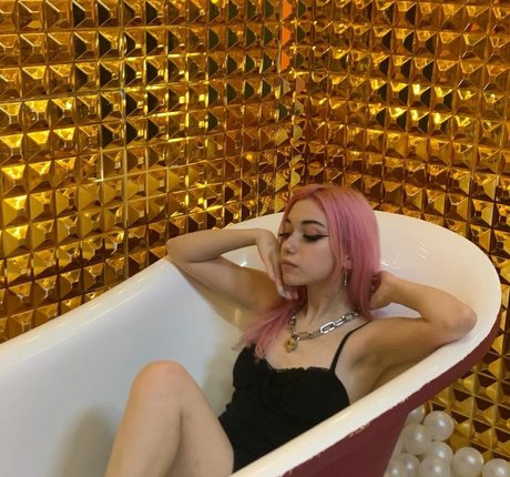 Iluvmeww erotic star images