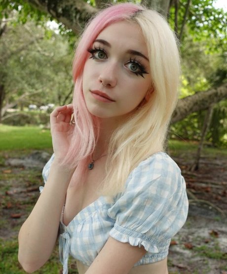 Iluvmeww model photo