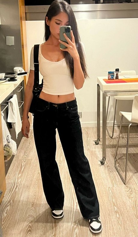 Waterlynn sexy model photo