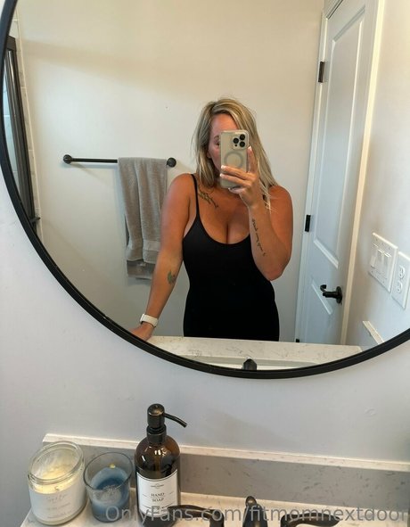 fitmomnextdoor naked star img