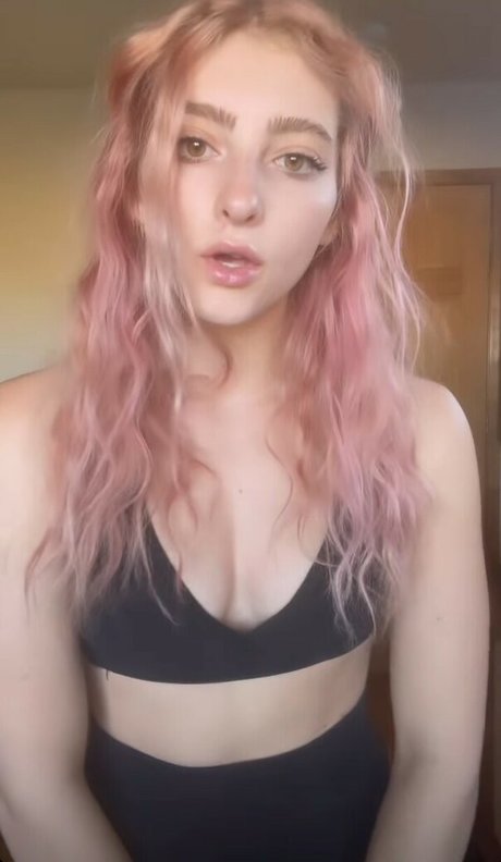 Willow Shields naked actress pics