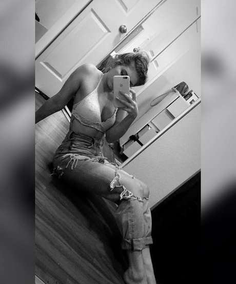 Willow Shields model sexy img