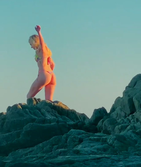 Willow Shields model high quality pics