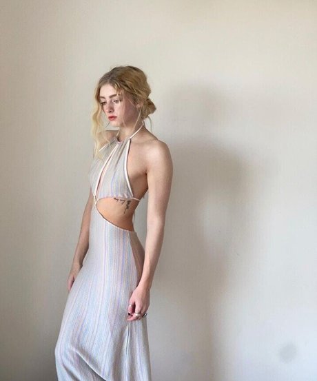 Willow Shields nude star archive