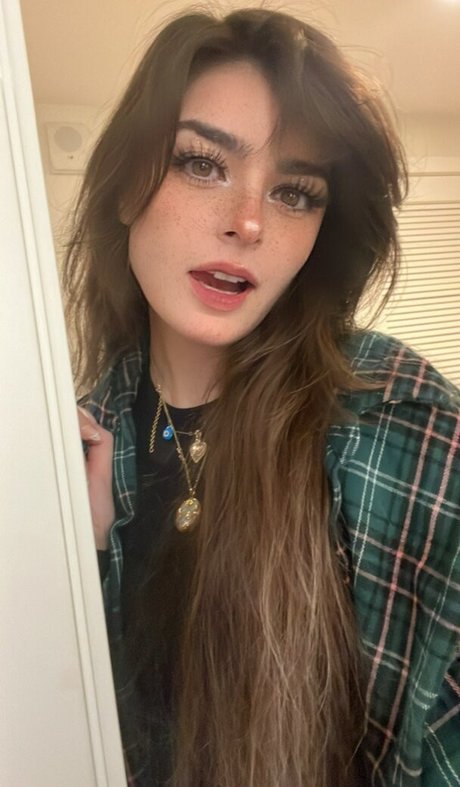 Aruuu model adult photos