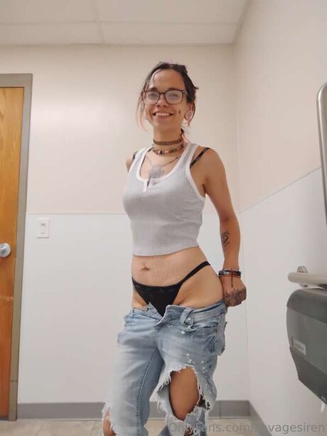 Savagesiren pornstar naked img