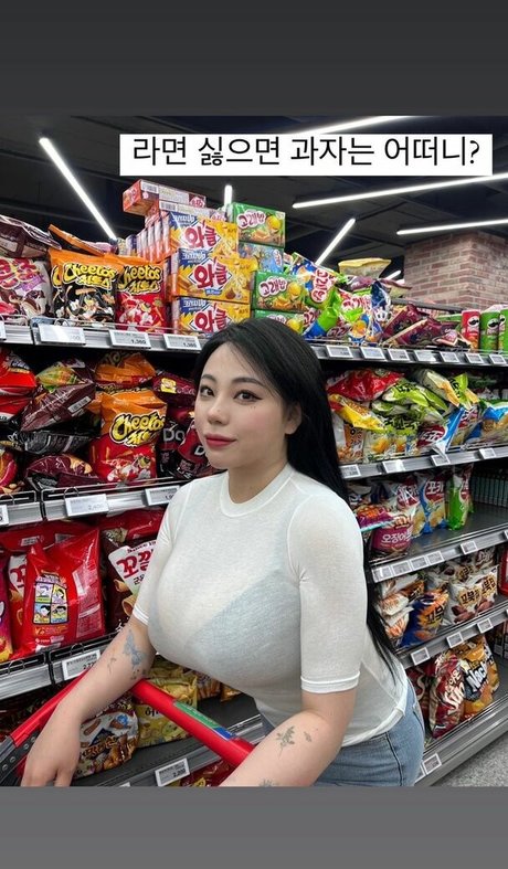 Jung Hye Bin star erotic image