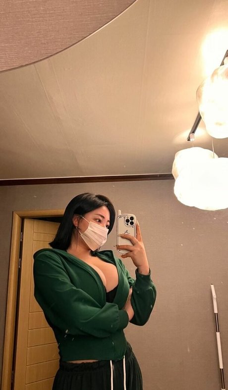 Jung Hye Bin naked model pics