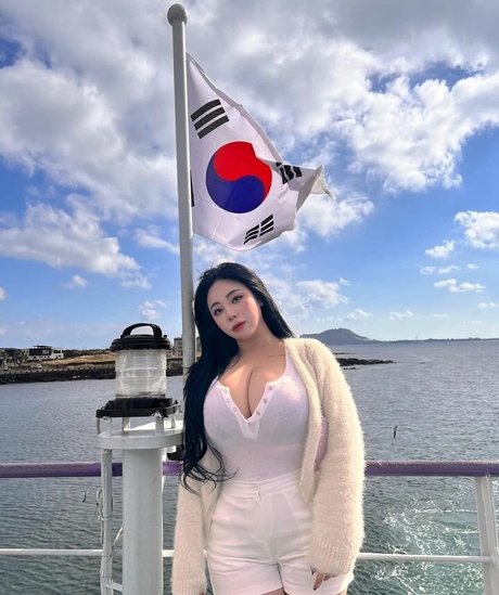 Jung Hye Bin star free gallery