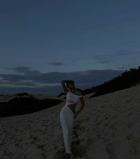 Ella Cervetto model hot pic