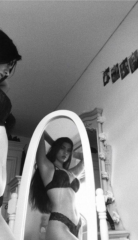 curvy lesbian onlyfans top image