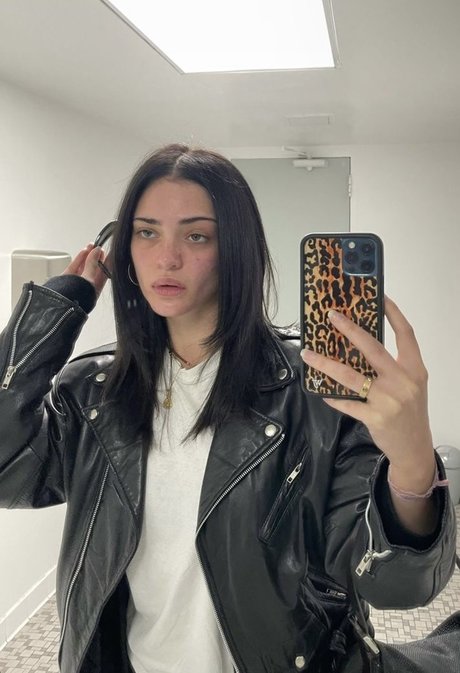 Luna Blaise star erotic pic