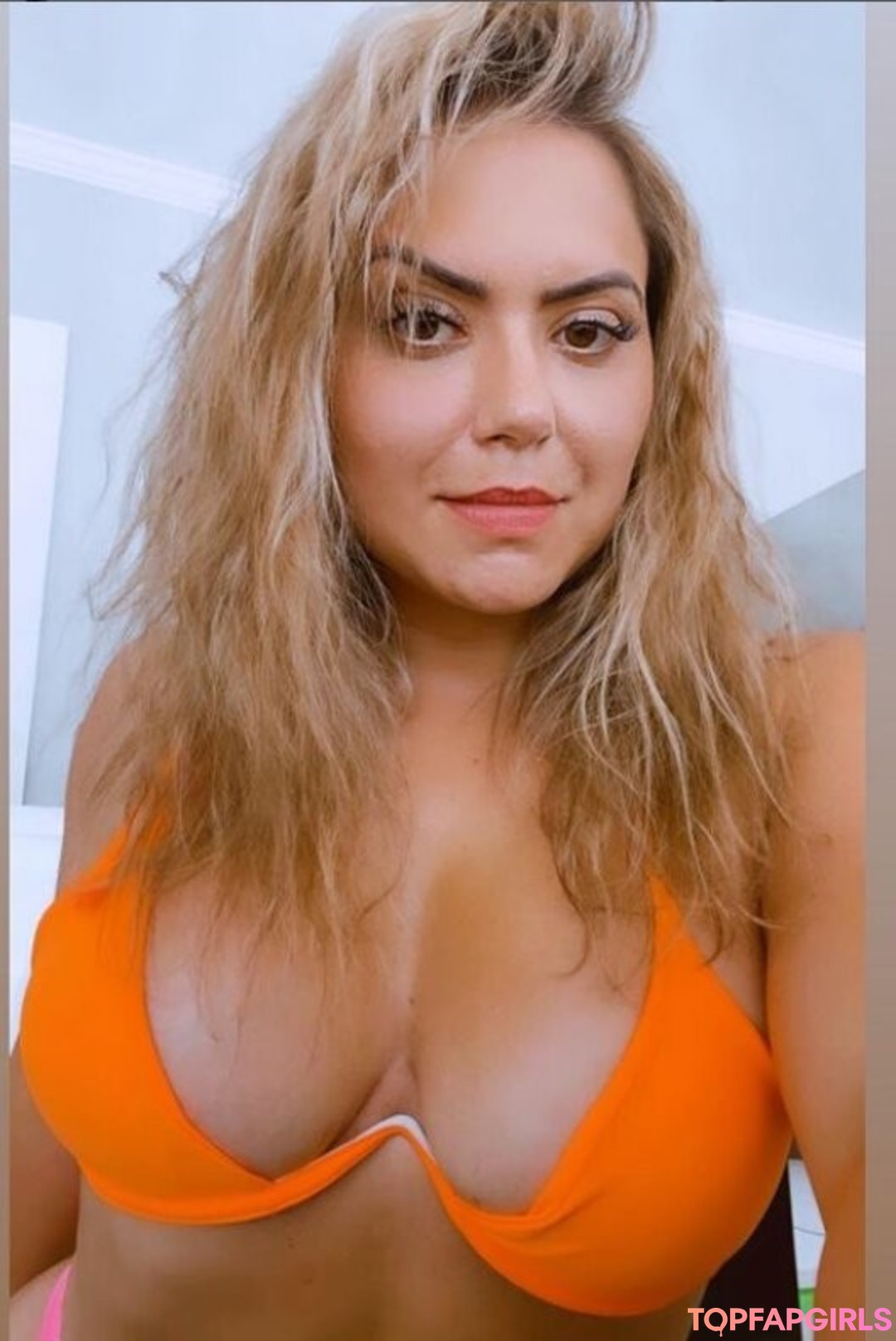Tati Cariani naked star image